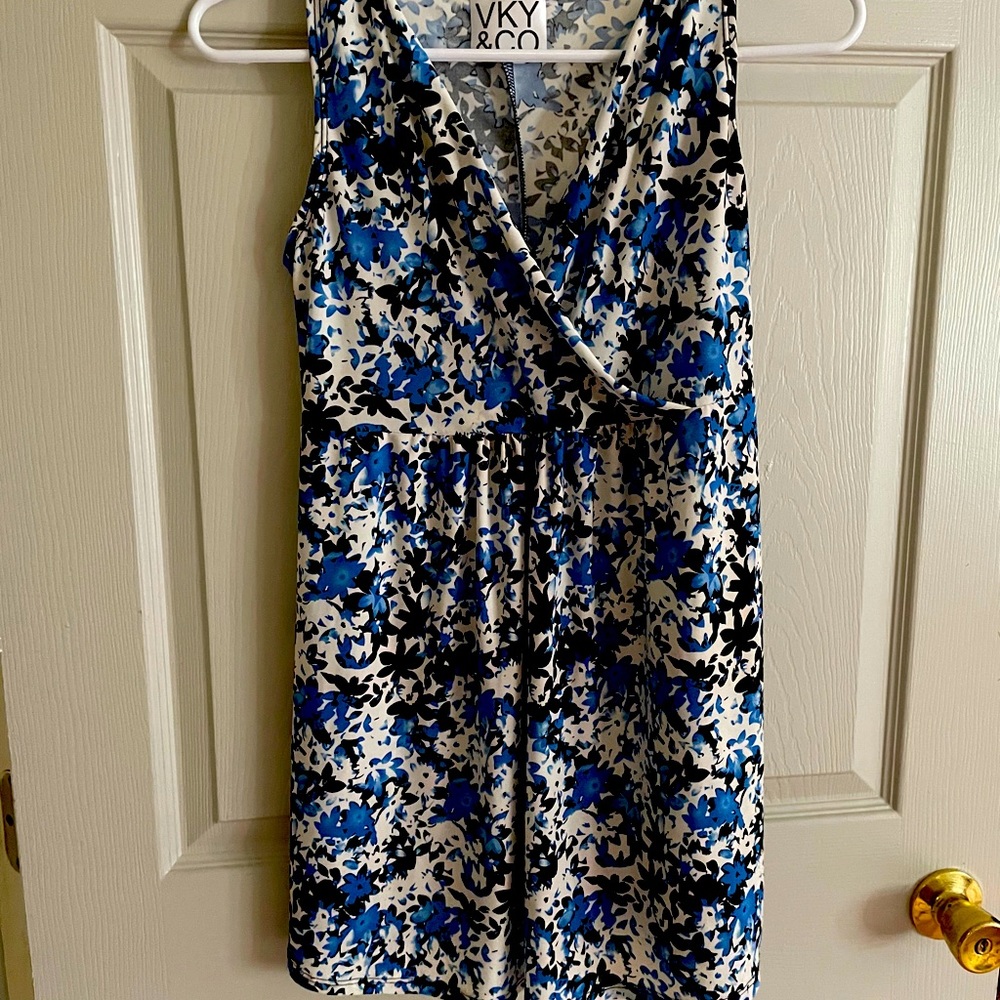 Sleeveless dress shirt